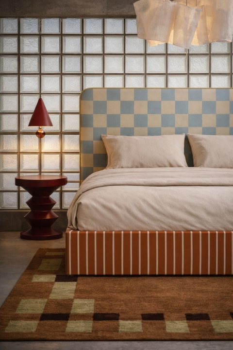 Łóżko tapicerowane DISSONANCE No.6 designerskie z zagłówkiem pomarańczowe niebieskie