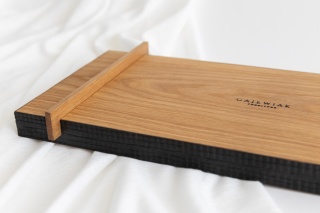 Deska dębowa do serwowania produktów 30 x 16 cm z opalanymi brzegami