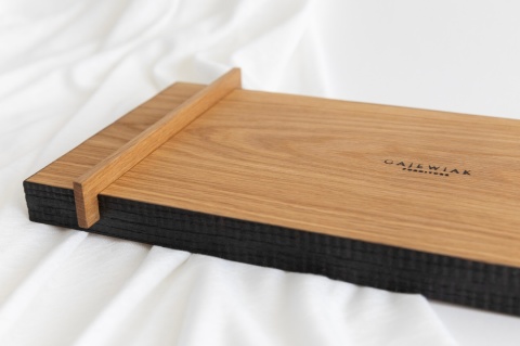 Deska dębowa do serwowania produktów 30 x 16 cm z opalanymi brzegami