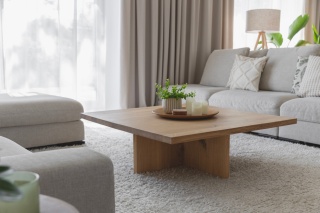 Duży stolik dębowy 120 x 120 cm japandi do salonu