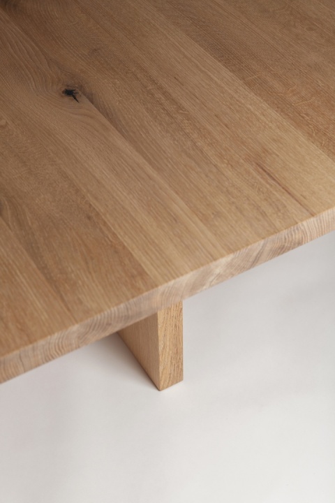 Duży stolik dębowy 120 x 120 cm japandi do salonu