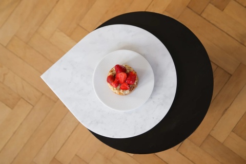 Stolik DROP 38 x 38 cm lite drewno czarne z kamiennym blatem