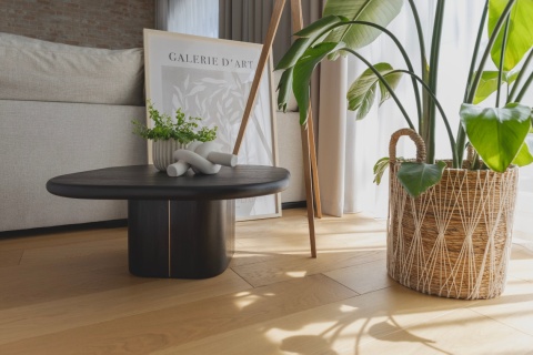 Stolik kawowy art deco 60 x 60 cm z miedzianą wstawką do salonu