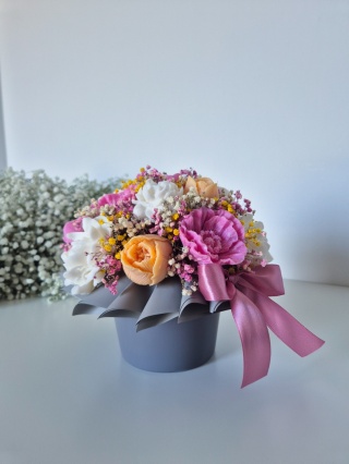 Flower Box M — bukiet kwiatów dekoracyjny | idealny na prezent szary box