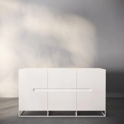 Komoda SORENZO 140 x 76 cm na metalowych nogach biała do salonu lub sypialni