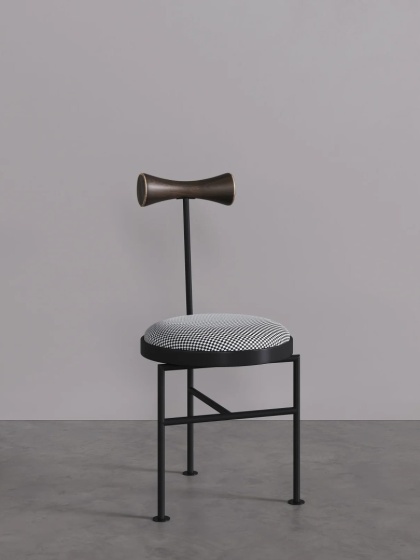Krzesło tapicerowane VELNO metal i drewno designerskie kratka do salonu lub jadalni