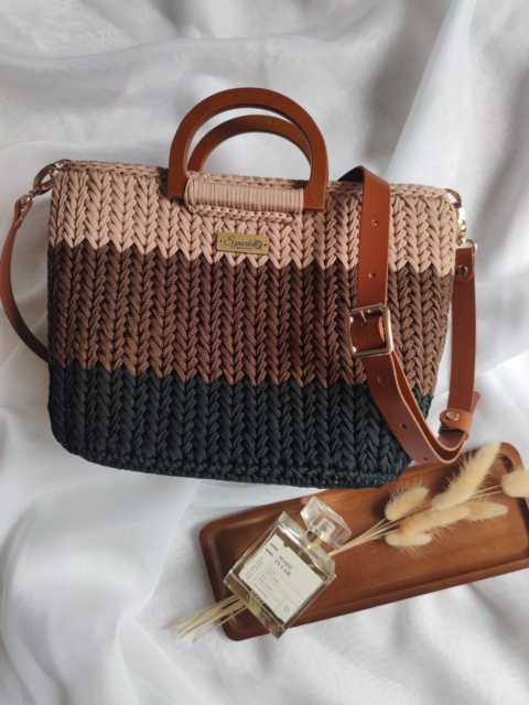 Kuferek pleciony z drewnianymi rączkami 3 kolory