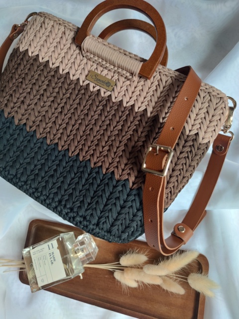 Kuferek pleciony z drewnianymi rączkami 3 kolory