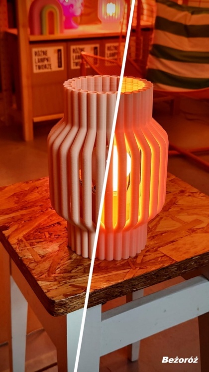 Lampka nocna RURKI beżoróżowa do sypialni, pokoju dziecka