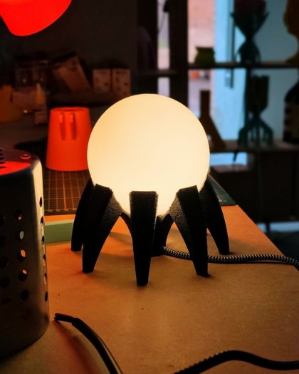 Lampka nocna PAJĄCZEK ze szklanym kloszem czarna do sypialni, pokoju dziecka