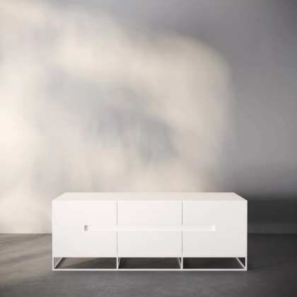 Szafka RTV SORENZA 140 x 50,5 cm na metalowych nogach biała do salonu