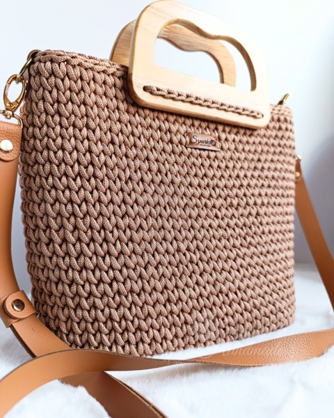 Torebka koszyk z drewnianiymi rączkami i suwakiem beżowa