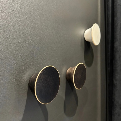 Wieszak ścienny VELNO okrągły minimalistyczny czarny